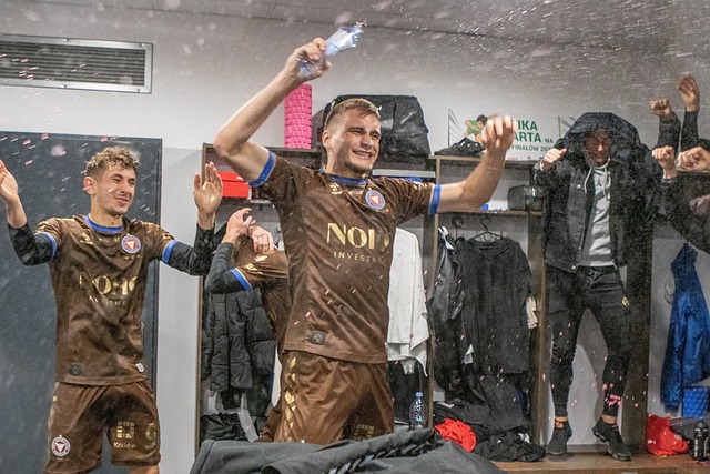 在此背景下 在此背景下